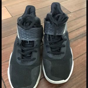 Mens Adidas Basket ball shoes in size 8.5. Black and silver color